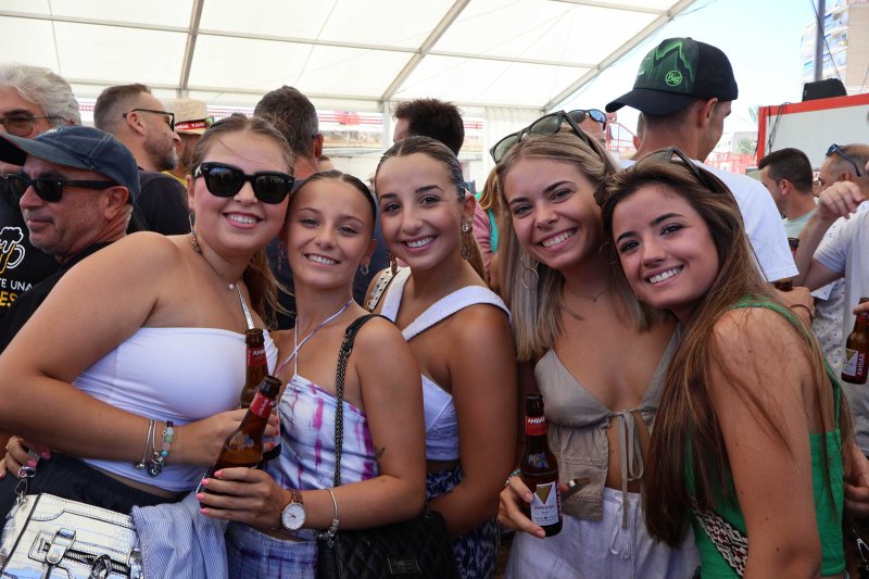 GALERIA DE FOTOS de l'estrene del BARET de les festes de DUANES: gran ambient, “botellins” a caixes i, a més… bous a la mar GALERIA DE FOTOS de l'estrene del BARET de les festes de DUANES: gran ambient, “botellins” a caixes i, a més… bous a la mar
